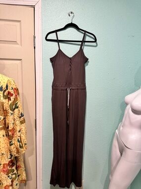 Vuori Pose Henley Jumpsuit Sleeveless Wide-Leg Jumpsuit in Dark Brown